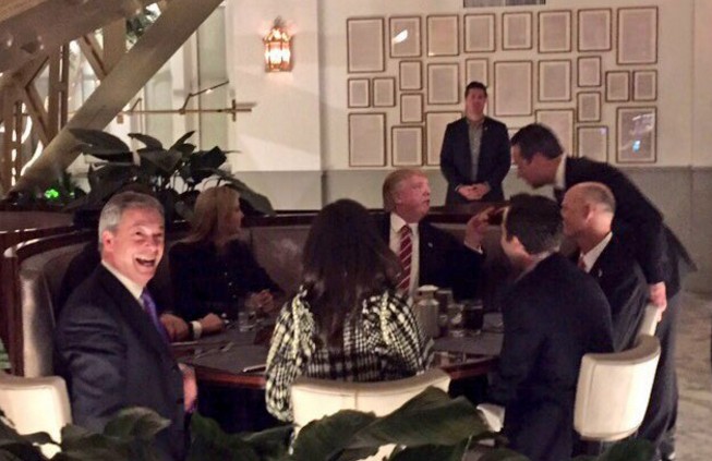 Τραμπ και Φάρατζ μαζί σε δείπνο - Φωτογραφία 1