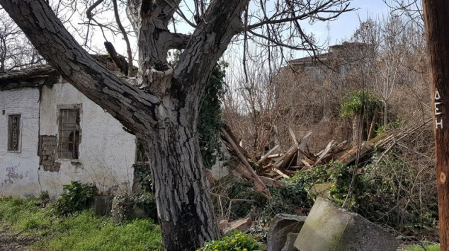 Τρίκαλα: Κατέρρευσε το σπίτι που γεννήθηκε ο Άγιος Εφραίμ - Φωτογραφία 1