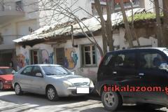 Αφήνουν σακούλες με φαγητό σε κάδους απορριμάτων στα Τρίκαλα - Άνθρωποι ζουν στα ετοιμόρροπα σπίτια χωρίς ηλεκτρικό ρεύμα...