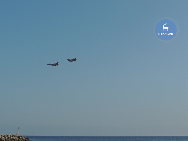 Βίντεο και φωτο: Ζεύγος F16 της Πολεμικής μας αεροπορίας πέταξε πάνω από τη Ρόδο - Φωτογραφία 3