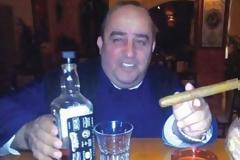 Σάλος με αρχιμανδρίτη που ποζάρει με πούρο και ουίσκι στο Γύθειο
