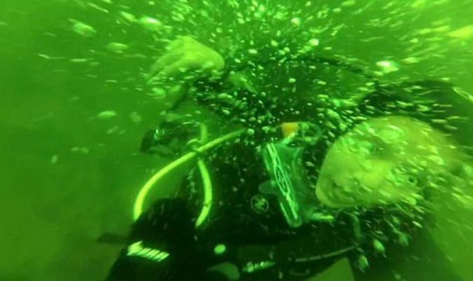 Σοκαριστικό: Γυναίκα παθαίνει κρίση πανικού ενώ κάνει κατάδυση 15 μέτρα κάτω από την επιφάνεια της θάλασσας... [video] - Φωτογραφία 1