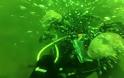 Σοκαριστικό: Γυναίκα παθαίνει κρίση πανικού ενώ κάνει κατάδυση 15 μέτρα κάτω από την επιφάνεια της θάλασσας... [video]