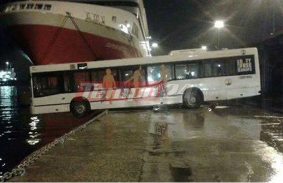 Λιμάνι Πάτρας: Λεωφορείο βρέθηκε με την μπροστινή του όψη στη...θάλασσα- Στο σημείο όπου η πόλη έχει θρηνήσει ήδη τρεις νεκρούς - Δείτε την απίστευτη εικόνα - Φωτογραφία 2