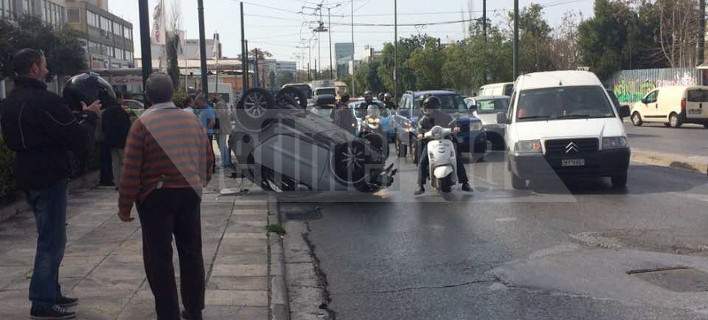 Από θαύμα γλίτωσε 65χρονη οδηγός μετά απίστευτο τροχαίο στην Πειραιώς - Αναποδογύρισε ΙΧ - Φωτογραφία 1