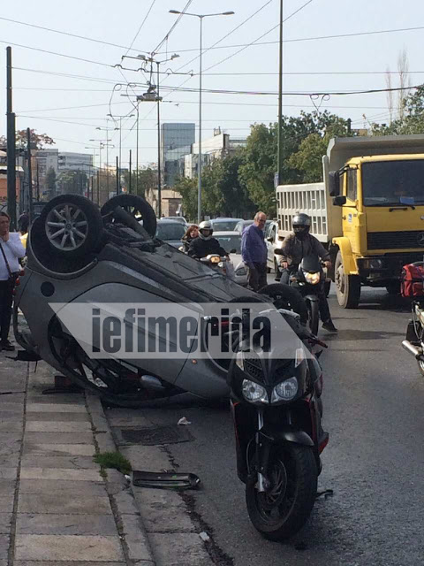 Από θαύμα γλίτωσε 65χρονη οδηγός μετά απίστευτο τροχαίο στην Πειραιώς - Αναποδογύρισε ΙΧ - Φωτογραφία 2