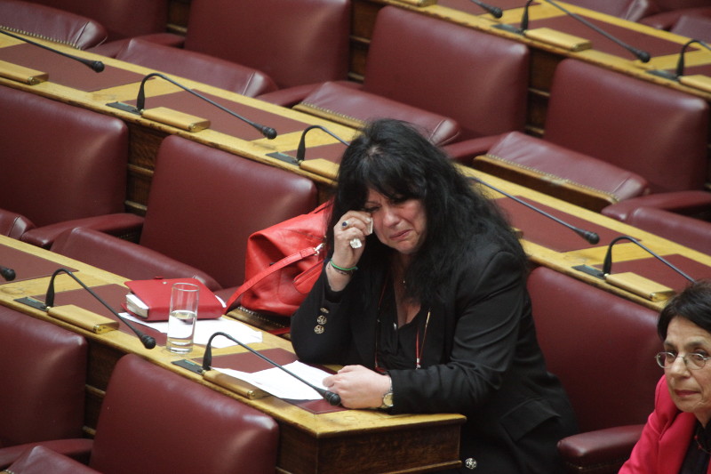 Ξέσπασε σε κλάματα στη Βουλή, η Αννα Βαγενά -Στη συζήτηση για τη δημιουργία αποτεφρωτηρίων - Φωτογραφία 1