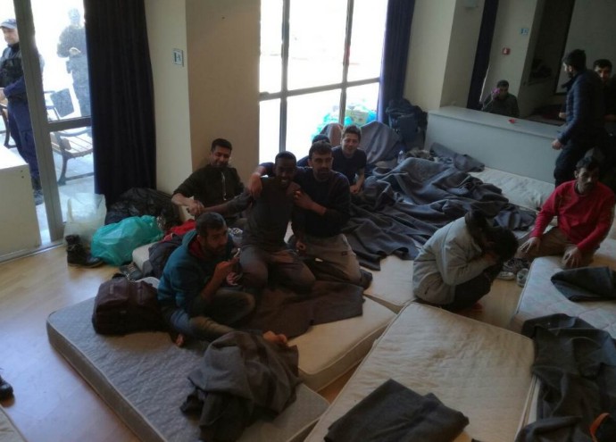 Έτσι δρούσε το κύκλωμα διακίνησης των προσφύγων στην Κρήτη - Συγκλονιστικές φωτογραφίες των προσφύγων στο αστυνομικό μέγαρο - Φωτογραφία 1