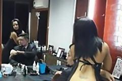 Συνταγή... Πάτρας: Κομμώτριες μόνο με τα εσώρουχα προκαλούν εγκεφαλικά - Χαμός στο κομμωτήριο