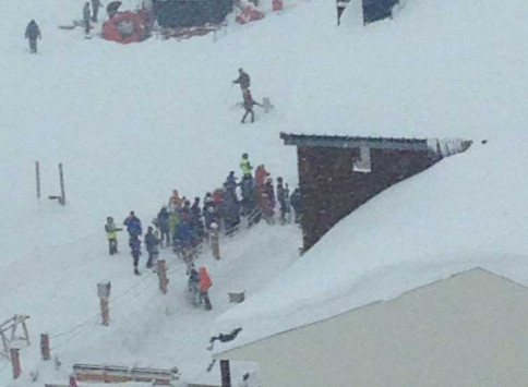 Συναγερμός στη Γαλλία – Χιονοστιβάδα παρέσυρε πολλούς σκιέρ στις Άλπεις - Φωτογραφία 1