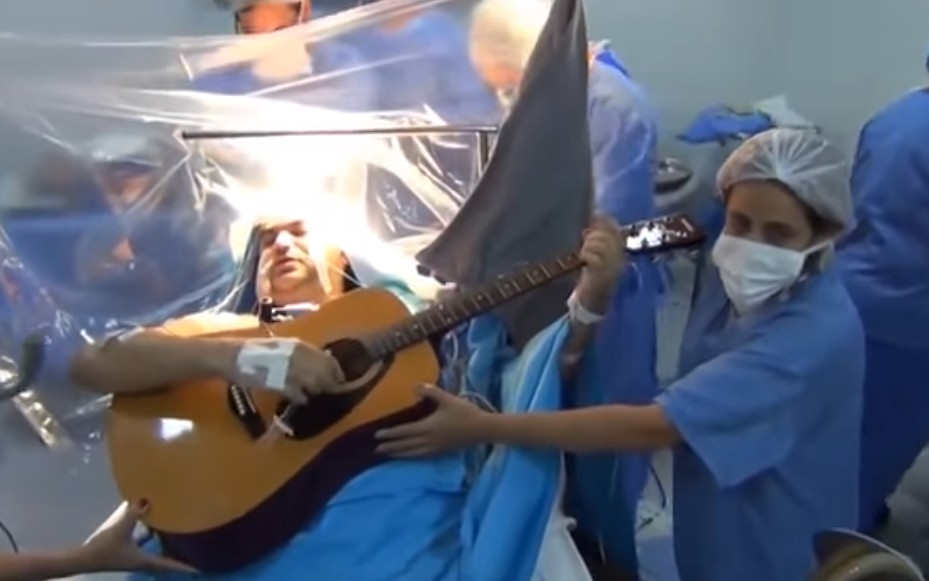 Ασθενής παίζει κιθάρα ενώ οι γιατροί τον χειρουργούν στο κεφάλι [video] - Φωτογραφία 1
