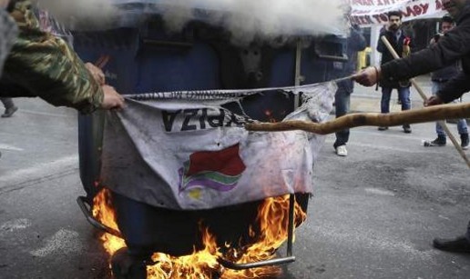 Οργισμένοι οι αγρότες έκαψαν σημαία του ΣΥΡΙΖΑ - Φωτογραφία 1
