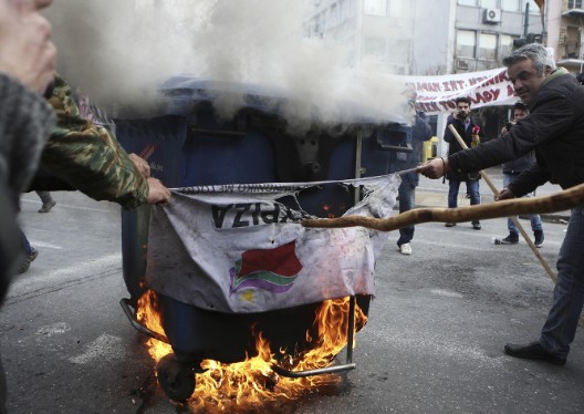 Οργισμένοι οι αγρότες έκαψαν σημαία του ΣΥΡΙΖΑ - Φωτογραφία 3