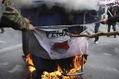 Οργισμένοι οι αγρότες έκαψαν σημαία του ΣΥΡΙΖΑ