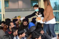 Ξυπόλητοι, νηστικοί και καταπονημένοι οι μετανάστες που έφθασαν στο λιμάνι...
