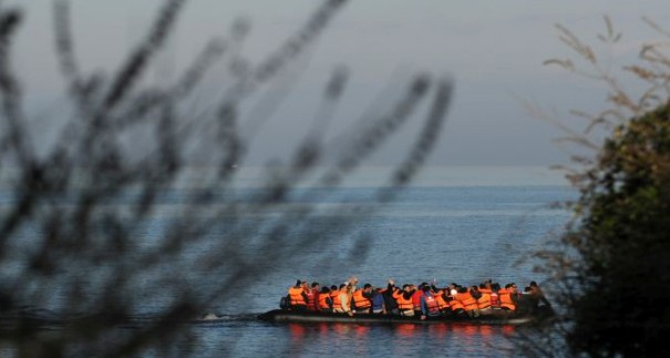 Σαπίζουν οι βάρκες που χρησιμοποίησαν οι πρόσφυγες για να περάσουν το Αιγαίο - Φωτογραφία 1