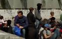Μειώθηκε ο αριθμός των εγκλωβισμένων προσφύγων στα νησιά του Βορείου Αιγαίου