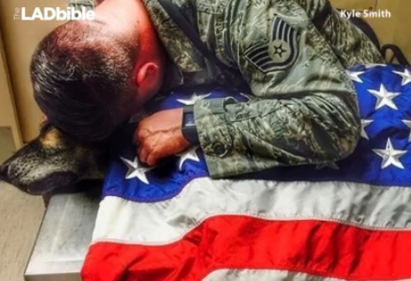 Ο πρώην στρατιώτης έμεινε δίπλα στο σκύλο που έσωσε χιλιάδες ζωές, μέχρι την τελευταία του πνοή - Φωτογραφία 1