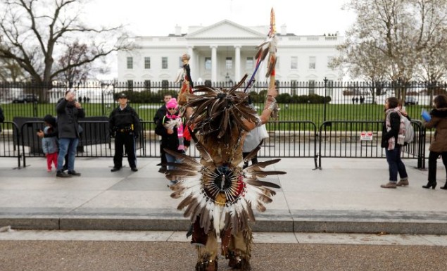 Ιθαγενείς έξω από τον Λευκό Οίκο εναντίον της κατασκευής πετρελαιαγωγού - Φωτογραφία 1