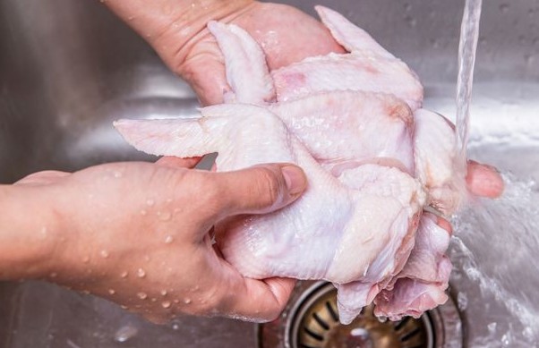 Πλένεις το κοτόπουλο πριν το μαγείρεμα; Μεγάλο λάθος - Φωτογραφία 1