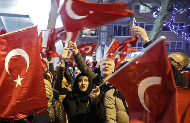 Κλιμακώνεται επικίνδυνα η ένταση μεταξύ Ολλανδίας και Τουρκίας! Συνελήφθη και απελάθηκε Τουρκάλα υπουργός - Φωτογραφία 1