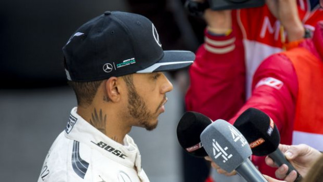 Ο Hamilton κατοχυρώνει ως φαβορί τη Ferrari για το 2017 - Φωτογραφία 1