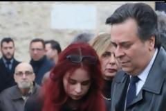 Κηδεία Ευαγγελίας Σαμιωτάκη: Συντετριμμένοι ο γιος και η εγγονή της στο τελευταίο αντίο