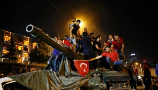 Αυστριακό ΥΠΕΞ: «Ερχονται χαοτικές καταστάσεις στην Τουρκία - Πιθανή η απαγόρευση εξόδου και η ομηρεία δυτικών πολιτών» - Φωτογραφία 1
