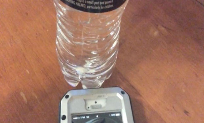 Απίστευτο! Δείτε τι θα συμβεί αν τοποθετήσετε ένα μπουκάλι με νερό δίπλα από το κινητό σας και θα πάθετε πλάκα! - Φωτογραφία 1
