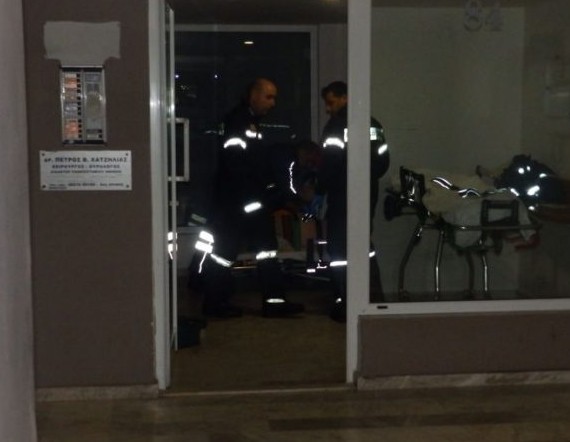 Χανιά: Συναγερμός στην πυροσβεστική - Πτώση ασανσέρ πολυκατοικίας με τρεις εγκλωβισμένους [photos] - Φωτογραφία 1