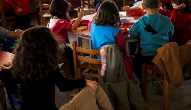 Reuters: Οι Έλληνες αφήνουν τα παιδιά τους σε ιδρύματα γιατί δεν μπορούν να τα ταΐσουν - Φωτογραφία 1