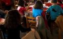 Reuters: Οι Έλληνες αφήνουν τα παιδιά τους σε ιδρύματα γιατί δεν μπορούν να τα ταΐσουν