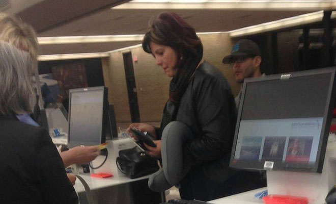 Η φωτογραφία αυτής της γυναίκας στα εισιτήρια του αεροδρομίου, σαρώνει στο διαδίκτυο. Προσέξτε την λίγο καλύτερα και θα καταλάβετε γιατί - Φωτογραφία 1