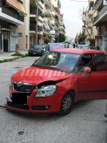 ΤΩΡΑ - Τροχαίο σε διασταύρωση καρμανιόλα κοντά στο Σκαγιοπούλειο Πατρών - Τραυματίστηκε οδηγός ταξί - Φωτογραφία 3