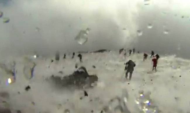 Εικόνες σοκ: Η συγκλονιστική στιγμή της έκρηξης στο ηφαίστειο της Αίτνας - 10 τραυματίες - Φωτογραφία 1