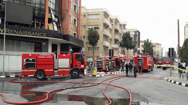 Μεγάλη έκρηξη και πυρκαγιά σε κτίριο γραφείων στην Λεμεσό - Μάχη με τις φλόγες δίνουν οι πυροσβέστες - Φωτογραφία 1