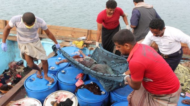 «Σφαγή» προσφύγων ανοιχτά της Υεμένης, ελικόπτερο έπληξε τη βάρκα τους - Φωτογραφία 1