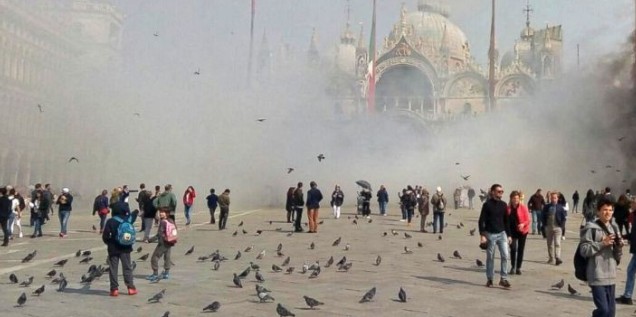 Ληστές άναψαν καπνογόνα και σκόρπισαν τον πανικό στη Βενετία - Φωτογραφία 1