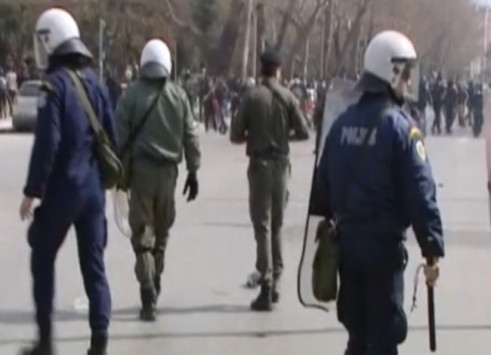 Θεσσαλονίκη: Επεισόδια στον Λευκό Πύργο - Ξύλο αντιεξουσιαστών με εθνικιστές - Χημικά, δακρυγόνα και χτυπήματα - Φωτογραφία 1