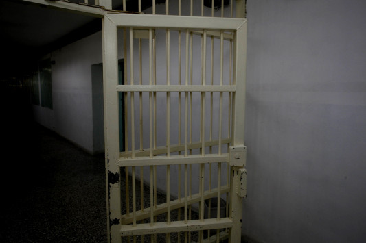 Πάτρα: Κύκλωμα διακίνησης ναρκωτικών στη φυλακή Αγίου Στεφάνου – Συνελήφθη εργαζόμενος - Φωτογραφία 1