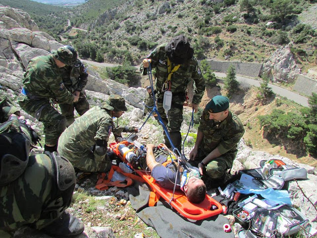 Άσκηση διάσωσης πολυτραυματία και παροχής πρώτων βοηθειών από την Μονάδα Εφέδρων Καταδρομών Μ.Ε.Κ. - Φωτογραφία 11