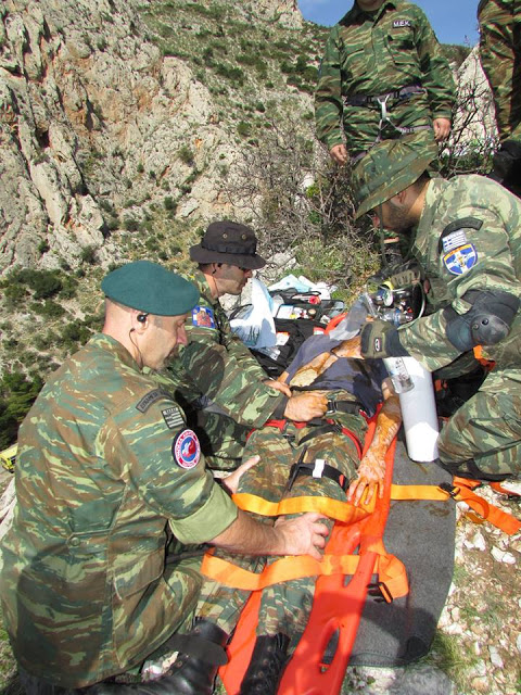 Άσκηση διάσωσης πολυτραυματία και παροχής πρώτων βοηθειών από την Μονάδα Εφέδρων Καταδρομών Μ.Ε.Κ. - Φωτογραφία 12