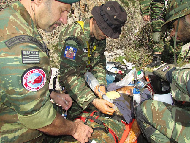 Άσκηση διάσωσης πολυτραυματία και παροχής πρώτων βοηθειών από την Μονάδα Εφέδρων Καταδρομών Μ.Ε.Κ. - Φωτογραφία 13