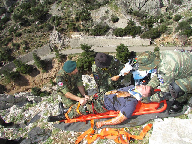 Άσκηση διάσωσης πολυτραυματία και παροχής πρώτων βοηθειών από την Μονάδα Εφέδρων Καταδρομών Μ.Ε.Κ. - Φωτογραφία 16