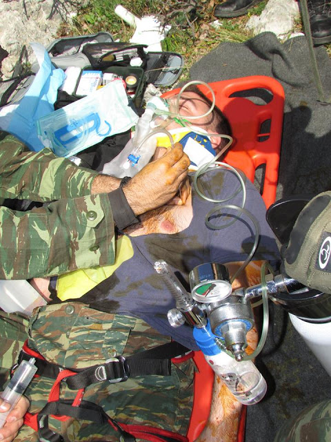 Άσκηση διάσωσης πολυτραυματία και παροχής πρώτων βοηθειών από την Μονάδα Εφέδρων Καταδρομών Μ.Ε.Κ. - Φωτογραφία 17