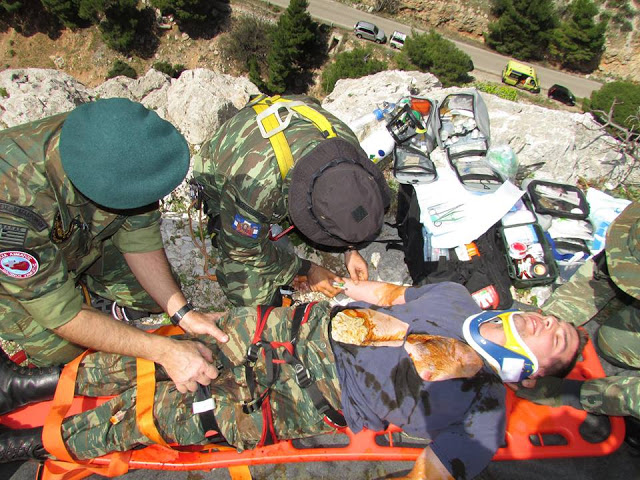 Άσκηση διάσωσης πολυτραυματία και παροχής πρώτων βοηθειών από την Μονάδα Εφέδρων Καταδρομών Μ.Ε.Κ. - Φωτογραφία 18