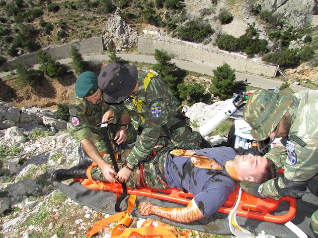 Άσκηση διάσωσης πολυτραυματία και παροχής πρώτων βοηθειών από την Μονάδα Εφέδρων Καταδρομών Μ.Ε.Κ. - Φωτογραφία 21
