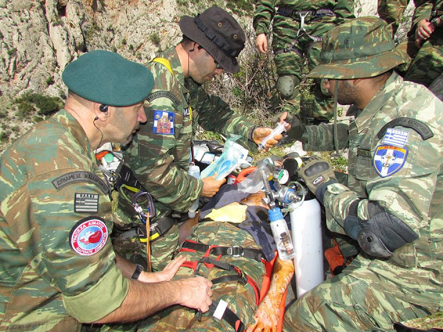 Άσκηση διάσωσης πολυτραυματία και παροχής πρώτων βοηθειών από την Μονάδα Εφέδρων Καταδρομών Μ.Ε.Κ. - Φωτογραφία 24