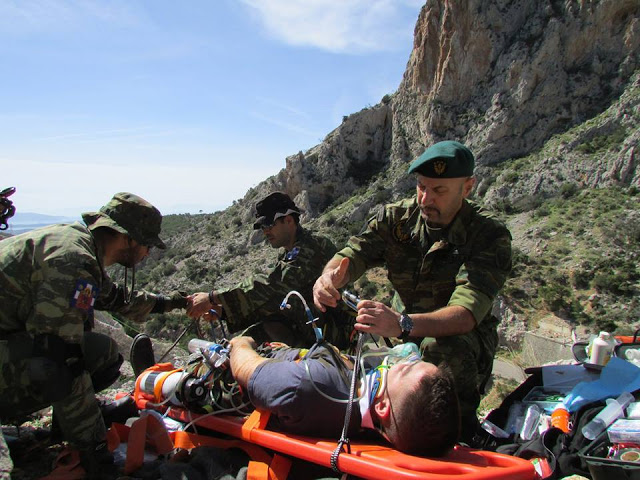 Άσκηση διάσωσης πολυτραυματία και παροχής πρώτων βοηθειών από την Μονάδα Εφέδρων Καταδρομών Μ.Ε.Κ. - Φωτογραφία 25