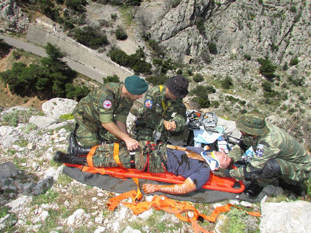 Άσκηση διάσωσης πολυτραυματία και παροχής πρώτων βοηθειών από την Μονάδα Εφέδρων Καταδρομών Μ.Ε.Κ. - Φωτογραφία 26